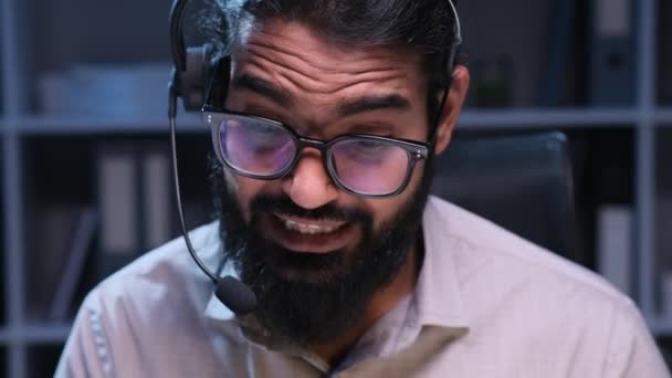 Porträt Eines Indischen Telemarketing Agenten Der Mit Headset Büro Spricht — Stockvideo