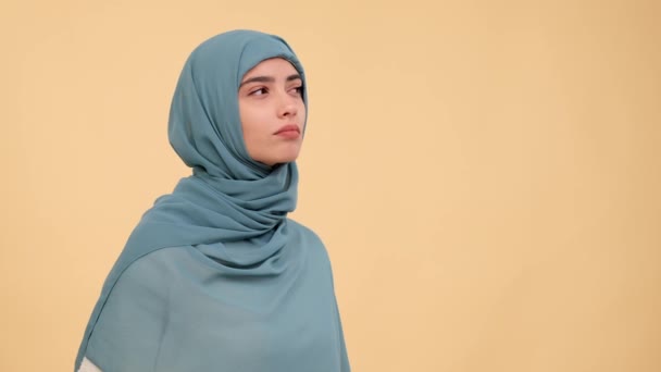 Düşünceli Düşünceli Bir Arap Kadın Bej Arka Planda Bir Soru — Stok video