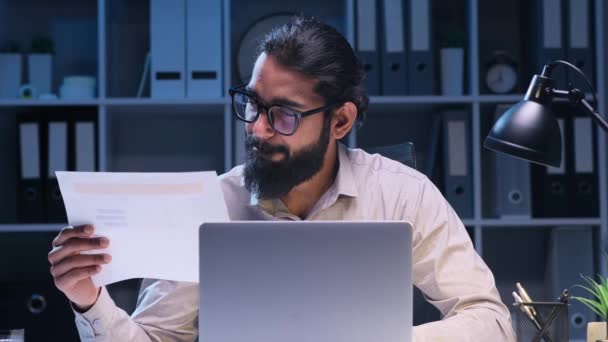 Veselý Usmívající Indiánský Podnikatel Pracující Papíry Notebookem Večerní Kanceláři Účetnictví — Stock video