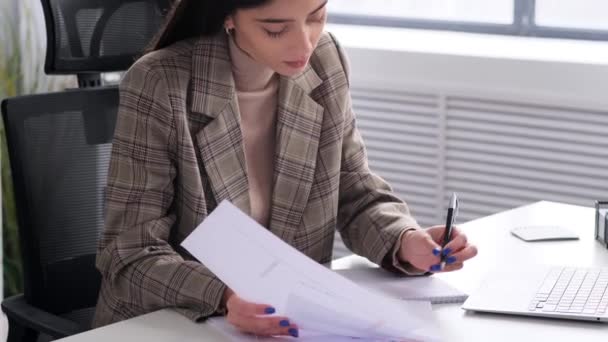 Wanita Kaukasia Tersenyum Meninjau Dokumen Duduk Meja Kantor Modern Menyiapkan — Stok Video