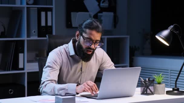 Empresário Indiano Sobrecarregado Trabalhando Até Tarde Com Documentos Bocejando Escritório — Vídeo de Stock