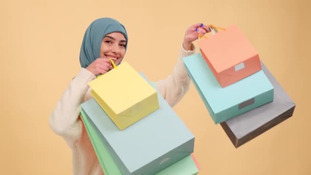 Arabian Shopaholic Senhora Sorrindo Mostrando Sacos Compras Comemorando Compra Vendas — Vídeo de Stock