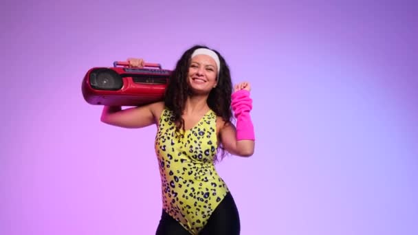 Ярком Ретро Портрете Веселая Женщина Танцует Геттобластером Плече Фиолетовом Фоне — стоковое видео