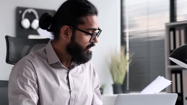 Serieuze Indiase Kantoormedewerker Praten Videoconferentie Met Behulp Van Laptop Tijdens — Stockvideo