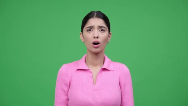 Femeia Tânără Caucaziană Supărată Este Dezamăgită Nemulțumită Fundal Verde Surpriză — Videoclip de stoc