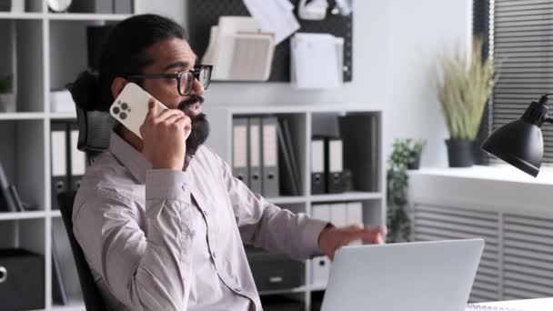Spokojenej Šťastnej Obchodník Mluví Telefonu Kanceláři Telefonát Přátelům Během Přestávky — Stock video
