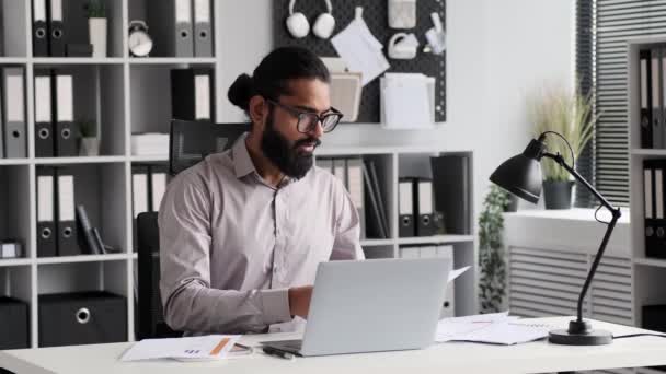 Hintli Erkek Yönetici Modern Bir Ofiste Belgeler Evraklar Raporlarla Çalışıyor — Stok video
