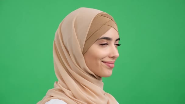 Portrait Une Jeune Femme Arabe Portant Hijab Musulman Traditionnel Avec — Video