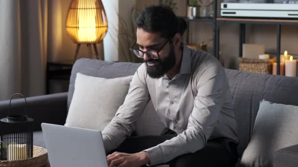 Счастливый Индийский Предприниматель Бизнесмен Фрилансер Работающий Домашнем Офисе Ноутбуком Празднование — стоковое видео