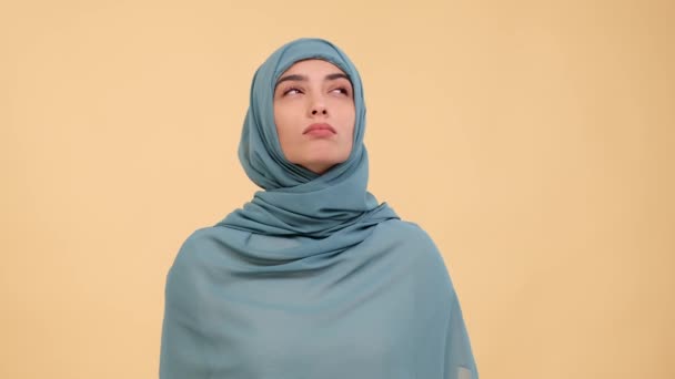 Ciddi Kafası Karışık Bir Arap Kadını Soruna Çözüm Buluyor Karar — Stok video