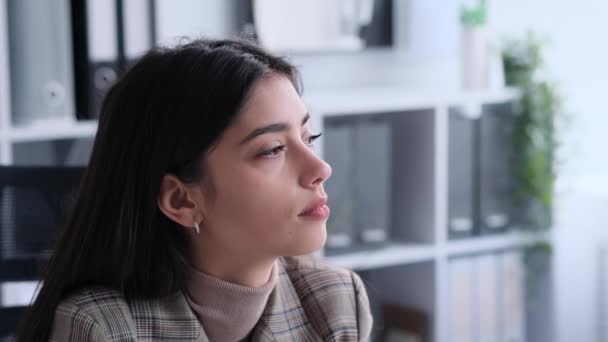Portræt Ung Kaukasisk Kvindelig Medarbejder Dagdrømmer Arbejde Moderne Kontor Reflekterende – Stock-video