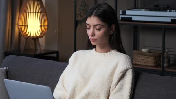 Mulher Caucasiana Focada Trabalhando Online Com Laptop Sofá Sala Estar — Vídeo de Stock