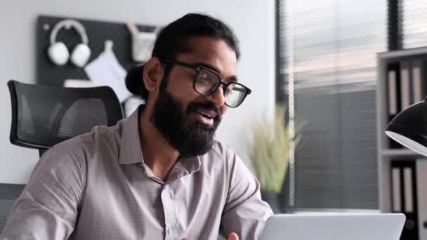 Positiv Indisk Entreprenör Genomför Webinar Möte Med Bärbar Dator Kontoret — Stockvideo
