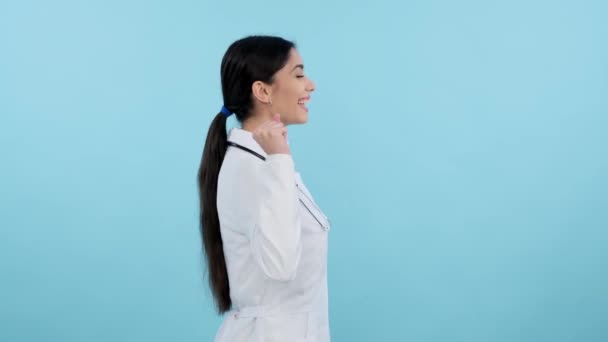 Başarılı Bir Kadın Doktorun Profil Portresi Mavi Arka Planda Kollarını — Stok video