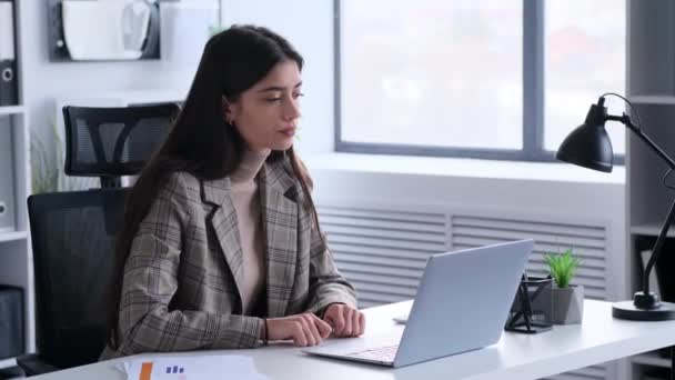 Кавказька Нервова Жінка Працівник Офісу Чекає Відповіді Результати Іспитів Або — стокове відео