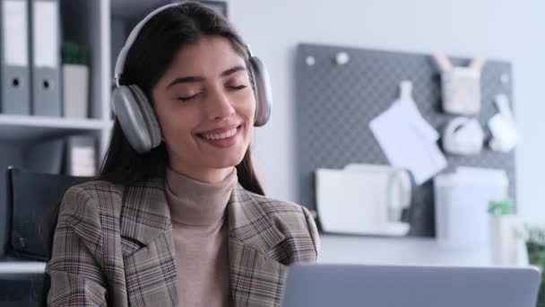 Χαμογελαστός Καυκάσιος Επιχειρηματίας Γυναίκα Φορώντας Ακουστικά Ακούει Μουσική Και Εργάζεται — Αρχείο Βίντεο