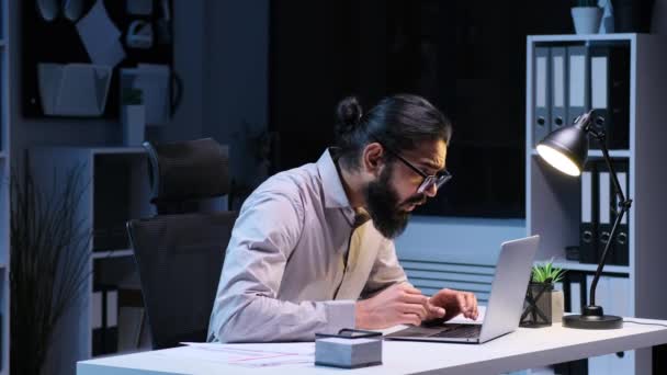 Hintli Başarılı Adamı Gece Geç Saatlerde Ofiste Çalışırken Dizüstü Bilgisayar — Stok video