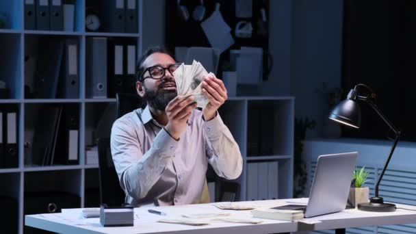 Индийский Бизнесмен Празднует Деньги Ночном Офисе Богатый Офисный Работник Наслаждается — стоковое видео