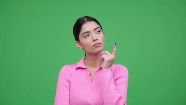一个困惑 困惑的高加索女人的画像 她的思维 发展策略 站在绿色背景之上 — 图库视频影像