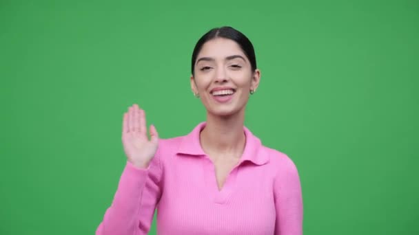 Щаслива Молода Жінка Відеоблогер Говорить Зеленому Тлі Привітання Аудиторії Запис — стокове відео