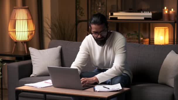 Indyjski Poważny Wolny Strzelec Lub Biznesmen Siedzi Kanapie Pracuje Laptopem — Wideo stockowe