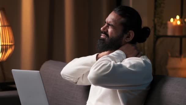 Втомлений Індійський Фрілансер Працює Ноутбуці Дивані Вітальні Ввечері Страждає Від — стокове відео