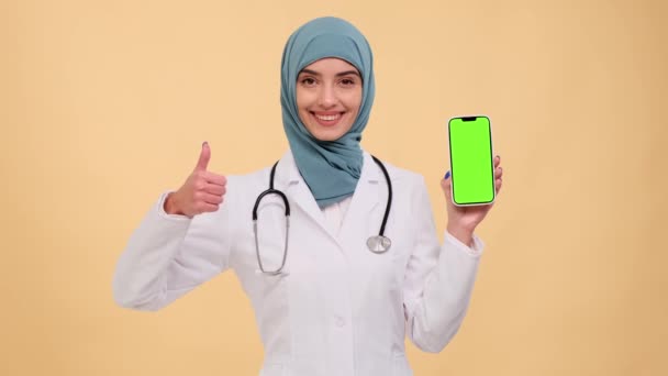 Feliz Sorridente Mulher Árabe Médico Enfermeira Segurando Smartphone Com Tela — Vídeo de Stock