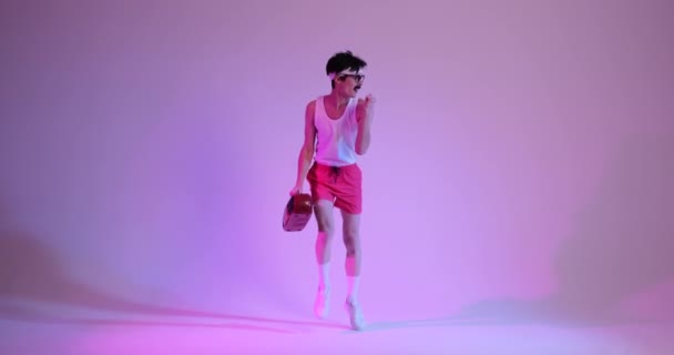 Ativo Caucasiano Engraçado Estranho Homem Correndo Dançando Ouvindo Música Com — Vídeo de Stock
