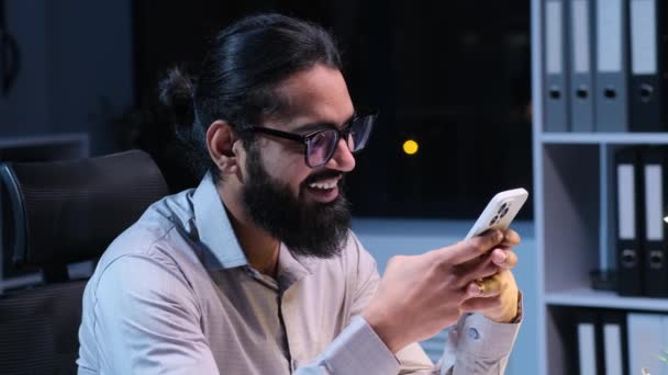 Usmívající Indián Výkonný Ředitel Chatující Sociálních Sítích Pomocí Smartphonu Smějící — Stock video