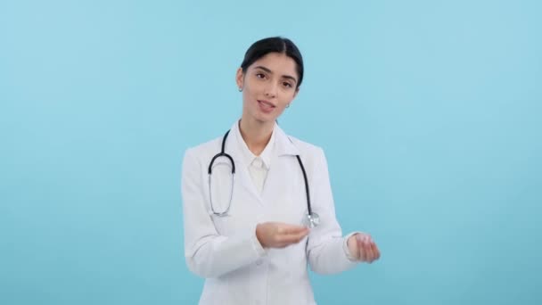 Szczęśliwa Biała Kobieta Lekarz Prowadzący Konsultacje Online Lub Spotkanie Kolegami — Wideo stockowe