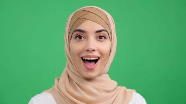 Tatmin Olmuş Şaşırmış Ağzı Açık Müslüman Bir Kadın Yeşil Krom — Stok video