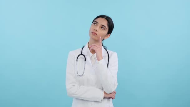 Pensieve Dokter Mediteert Denkt Een Blauwe Achtergrond Doctor Contemplatie Concentratie — Stockvideo