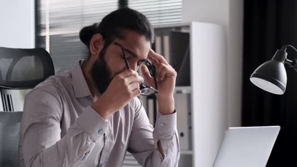 Portrét Unaveného Indického Kancelářského Pracovníka Který Sedí Stolem Pracuje Kanceláři — Stock video