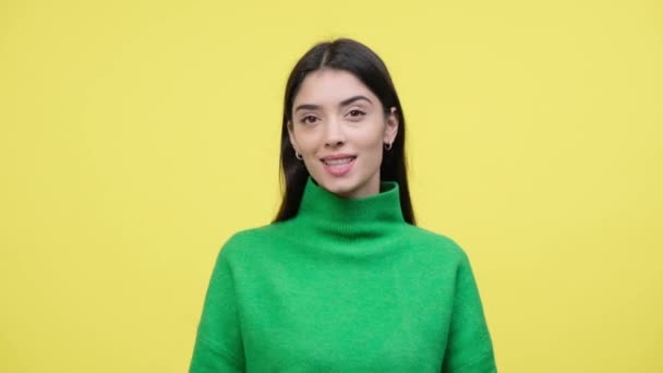 快乐的高加索年轻女子录制视频博客 向社交媒体广播 谈论黄色背景 与订户的沟通 — 图库视频影像