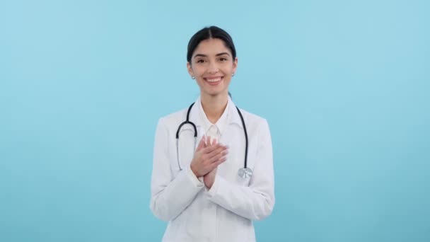 Médica Enfermeira Branca Sorridente Positiva Com Casaco Laboratório Aplaudindo Enquanto — Vídeo de Stock