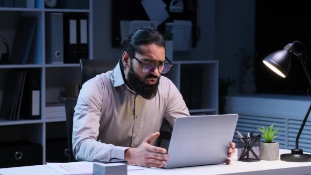 不满的印度男性企业家在晚上的办公室工作时 在笔记本电脑上收到了坏消息 工作中的困难和问题 问题概念 — 图库视频影像