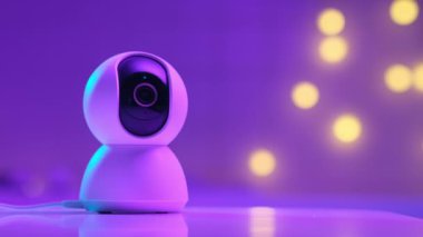 CCTV video kamerası masanın üzerinde duruyor ve geceleri neon ışıkta çalışıyor. Çevrimiçi özel güvenlik, modern teknoloji, internet konsepti. VFX efektleri, hud hologramı, artırılmış gerçeklik.