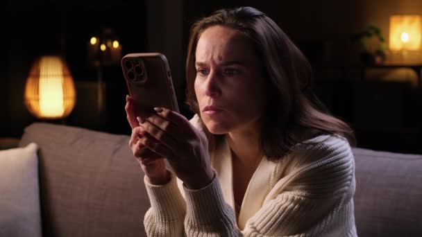심각한 코카서스 여성은 집에서 휴대폰을 사용하여 인터넷에서 온라인 커뮤니케이션 네트워크 — 비디오