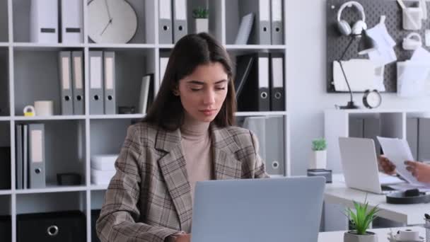 Nachdenkliche Kaukasische Geschäftsfrau Die Mit Laptop Schreibtisch Büro Sitzt Tippen — Stockvideo