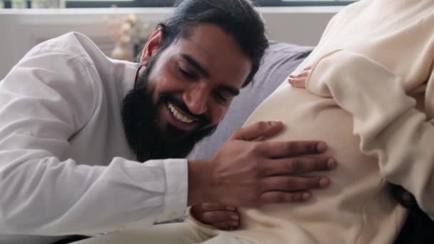 Pečující Indický Manžel Budoucí Otec Něžné Naslouchání Manželce Těhotné Břicho — Stock video