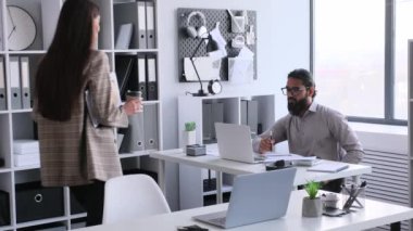 Önemseyen beyaz kadın, Hintli meslektaşına sıcak içecek, çay ya da kahve getir, sabah selamlaşması. Yeni bir iş gününe başla, tatilde dostça sohbet et..