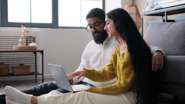 Indisk Par Ved Hjælp Bærbar Computer Browsing Internet Engageret Online – Stock-video