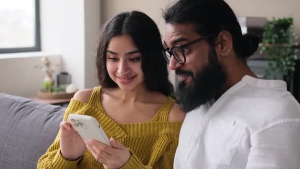 Couple Indien Surpris Recevoir Bonnes Nouvelles Exclamer Wow Donner Cinq — Video
