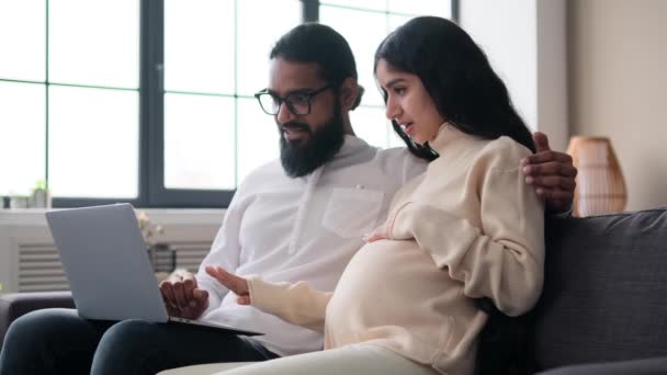 Pozitivní Indický Pár Manželka Manžel Připravuje Porodu Pomocí Notebooku Zabývající — Stock video