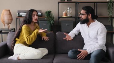 Genç bunalımlı Hintli çift evde birbirine bağırıyor. Aile içi çatışmalar, ciddi sohbetler, stres, boşanma kavramı.
