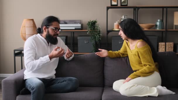 Agresszív Komoly Indiai Pár Feleség Férj Vitatkoznak Otthon Kanapén Veszekednek — Stock videók