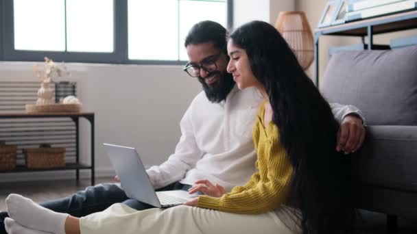 Індійська Пара Відпочиває Ноутбуком Підлозі Домашній Вітальні Займається Онлайн Спілкуванням — стокове відео