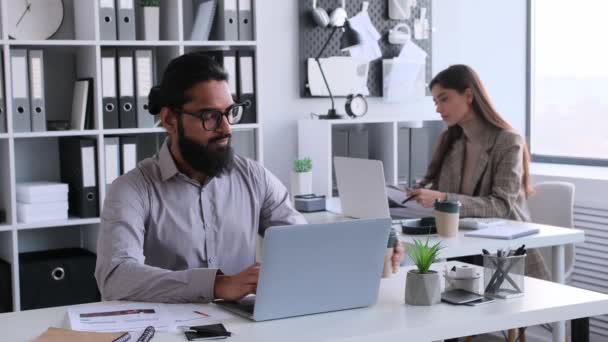 Задумчивый Индийский Бизнесмен Предприниматель Работающий Офисе Ноутбуком Сидящий Столом Пейте — стоковое видео