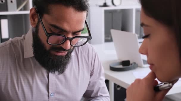 Ofiste Birlikte Çalışan Iki Meslektaşın Portresi Konuşmak Araştırma Yapmak Stratejisi — Stok video