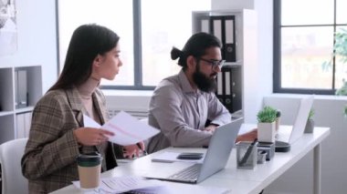 Ofiste işbirliği yapan ve iletişim kuran organize iş arkadaşları. Kağıtları birlikte analiz edip, takım çalışması. Arkadaşlık, takım çalışması konsepti.